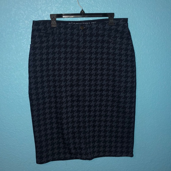 Beautiful One Patterned Denim Skirt! - Picture 2 of 7